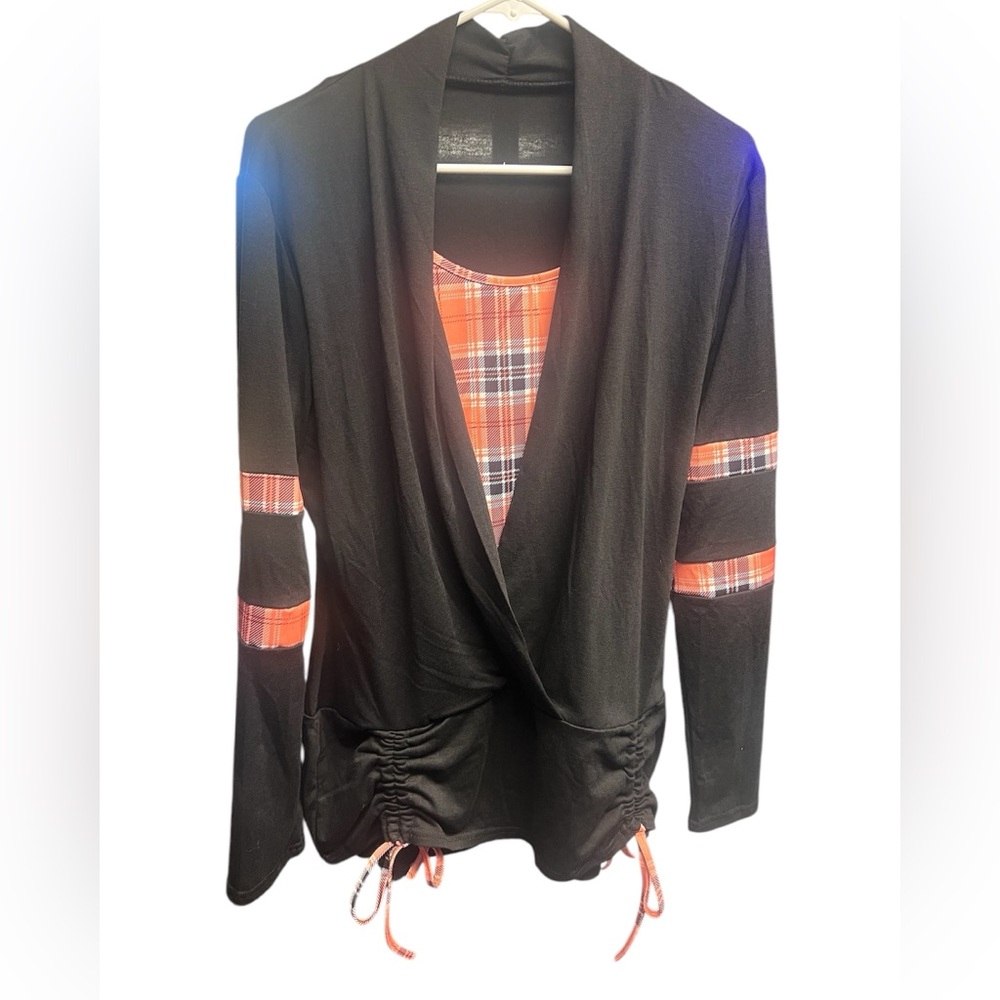NWOT Women’s Black Top With Coral Plaid Accents Size Large